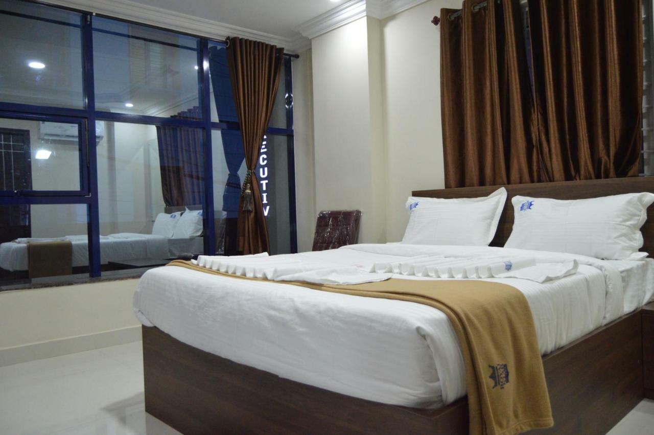 Royal Star Hotels Bangalore Esterno foto